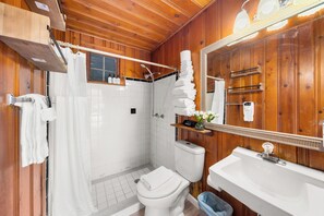 Secadora de cabello, toallas, jabón, papel de baño 