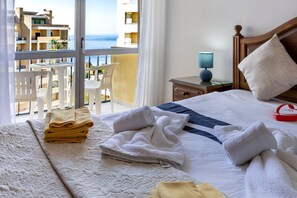 2 bedrooms, iron/ironing board, WiFi, bed sheets - Skyline Haven Algarve Apartment – Portimão with Sea View, Balcony and Wi-Fi (Portimão)