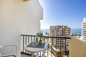 Outdoor dining - Skyline Haven Algarve Apartment – Portimão with Sea View, Balcony and Wi-Fi (Portimão)
