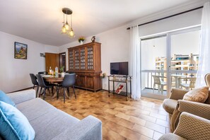 TV - Skyline Haven Algarve Apartment – Portimão with Sea View, Balcony and Wi-Fi (Portimão)