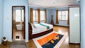 Cofres nos quartos, ferros/tábuas de passar roupa, Wi-Fi, roupa de cama