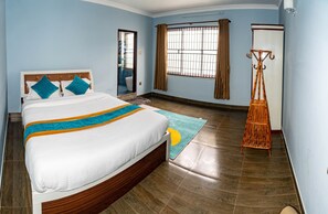 8 chambres, coffre-fort, bureau, fer et planche à repasser