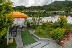 Outdoor dining - The White House Villa 8 bedroom with Swimming Pool (Tarakeshwar)