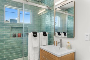 Hair dryer, towels, soap, toilet paper - Pacific Tides 9 - Surf Studio In PB - Parking - A/C - Pets - Walk to Beach (San Diego)