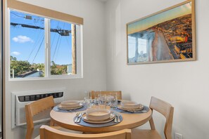 Dining - Pacific Tides 9 - Surf Studio In PB - Parking - A/C - Pets - Walk to Beach (San Diego)