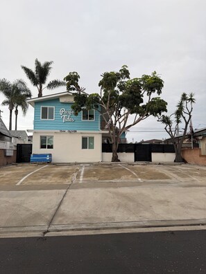 Property grounds - Pacific Tides 9 - Surf Studio In PB - Parking - A/C - Pet Friendly (San Diego)