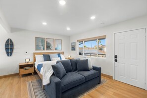 1 bedroom, iron/ironing board, free WiFi, bed sheets - Pacific Tides 9 - Surf Studio In PB - Parking - A/C - Pets - Walk to Beach (San Diego)