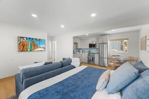 Interior - Pacific Tides 9 - Surf Studio In PB - Parking - A/C - Pets - Walk to Beach (San Diego)