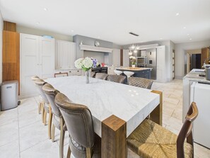 Talo, 5 makuuhuonetta | Ruokasali