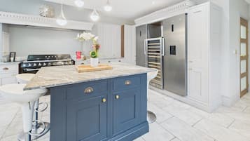 House, 5 Bedrooms | Private kitchen