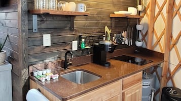 Wasserkocher mit Kaffee-/Teezubehör, Kühlschrank, Mikrowelle, Herdplatte