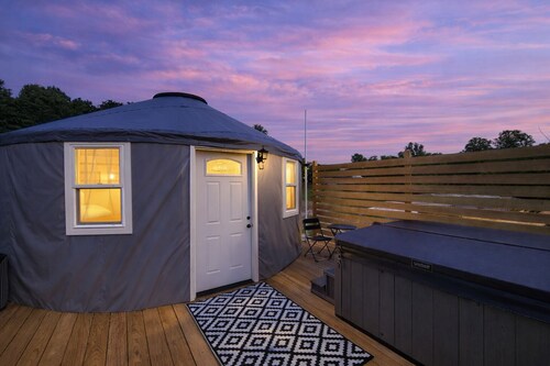 Hummingbird Yurt: Cozy Boho Retreat in Hocking
