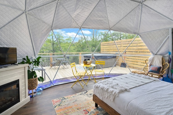 1 bedroom, iron/ironing board, free WiFi, bed sheets - The Penguin Igloo: Unique Geodesic Dome in Hocking Hills with Hot Tub + Fire Pit (Logan)
