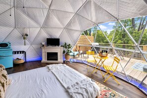 1 bedroom, iron/ironing board, free WiFi, bed sheets - The Penguin Igloo: Unique Geodesic Dome in Hocking Hills with Hot Tub + Fire Pit (Logan)