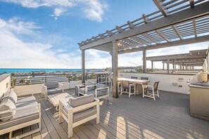 Outdoor dining - Crest One | Gulf Views | 6-Seater Golf Cart + 4 Bikes | Rooftop Terrace (Santa Rosa Beach)