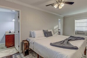 3 bedrooms, WiFi, bed sheets - Mueller Escape - Sleeps 7 Near DT! (Austin)