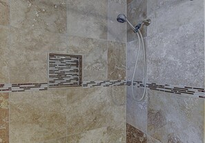 Shower, hair dryer, towels, shampoo - Mueller Escape - Sleeps 7 Near DT! (Austin)