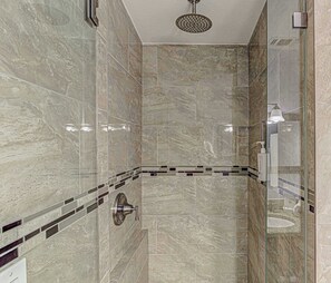 Douche, sèche-cheveux, serviettes fournies, shampoing