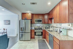 Fridge, microwave, oven, stovetop - Mueller Escape - Sleeps 7 Near DT! (Austin)