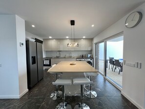 Fridge, microwave, oven, dishwasher - Villa Sol & Caparica - Heated swimming pool (Charneca de Caparica)
