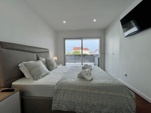 4 bedrooms, iron/ironing board, free WiFi, bed sheets - Villa Sol & Caparica - Heated swimming pool (Charneca de Caparica)