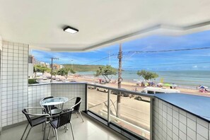 Outdoor dining - Beach Sand - Apartment with Sensational View (Guarapari)