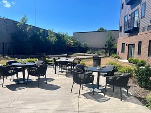 Outdoor dining - Modern Univ Circle Suite | UH/CWRU | Gated Parking (Cleveland)