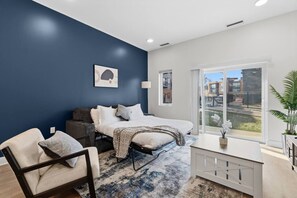 1 bedroom, desk, iron/ironing board, travel cot - Modern Univ Circle Suite | UH/CWRU | Gated Parking (Cleveland)