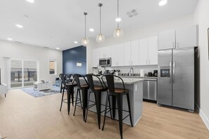 Fridge, microwave, oven, stovetop - CRWU & CLE Clinic | Walk UH/CWRU | Gym+W/D+Parking (Cleveland)