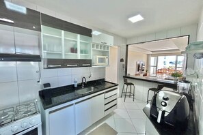 Private kitchen - Apartment on Morro Beach with 2 parking spaces. (Guarapari)