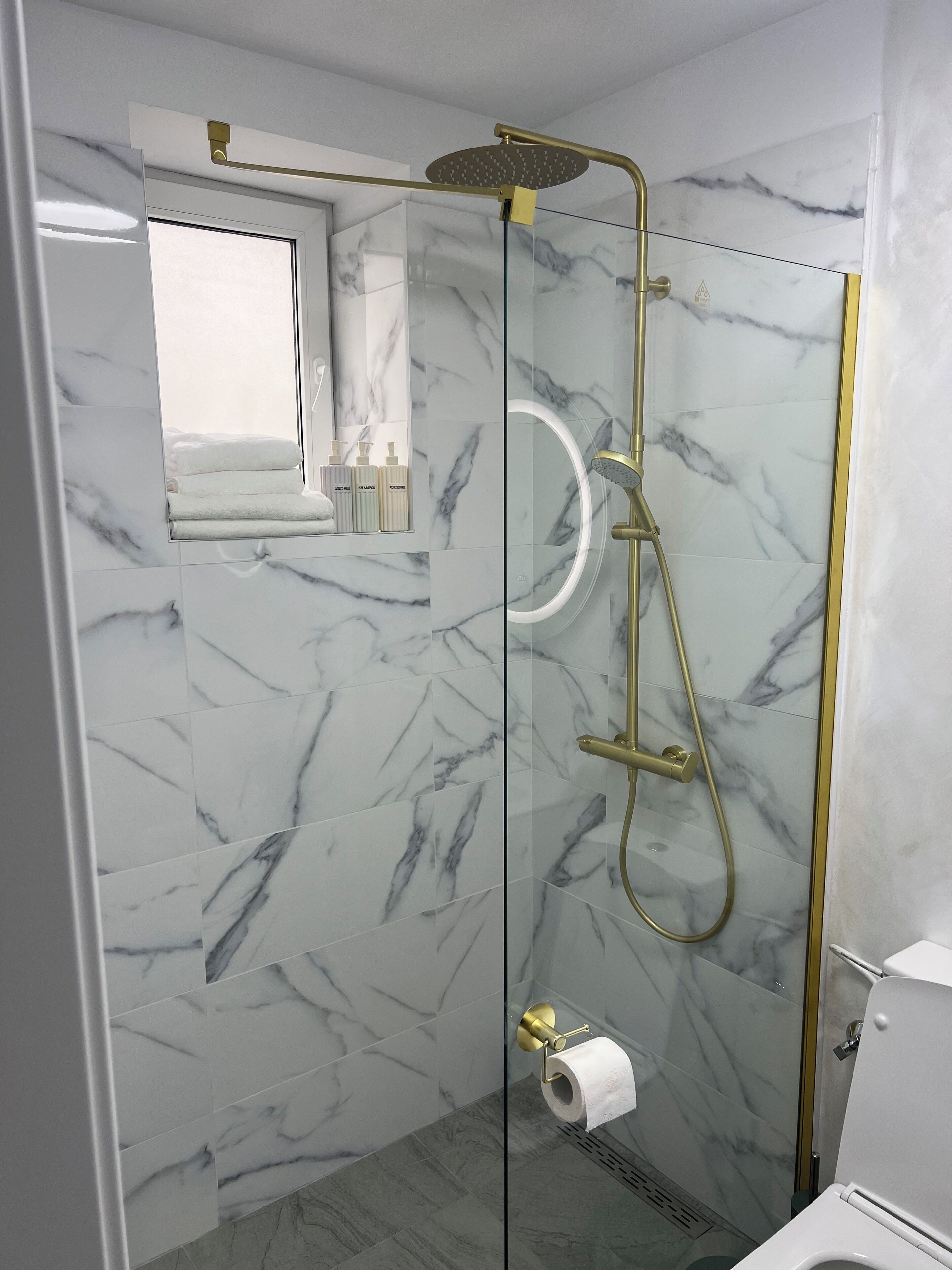 Een douche, een haardroger, handdoeken, zeep