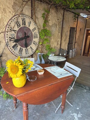 Outdoor dining - Le Montréal (Montréal)