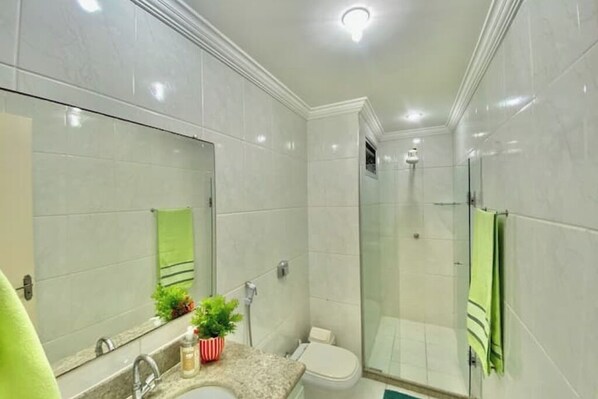 Shower - 3-Bedroom Apartment in Praia do Morro - 2 Parking Spaces and BBQ (Guarapari)