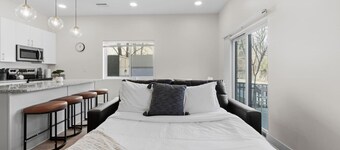 University Circle | Sleeps 6, Free Park, W/D & GYM