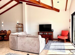 Living area - Enjoy paradise with a stunning ocean view and walk to two amazing beaches (Potrero)