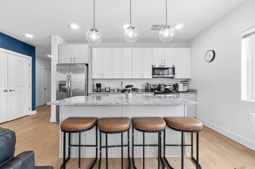 CLE Clinic 2BR | Sleeps 6 Pool Table, Balcony, W/D