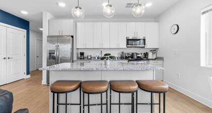 CLE Clinic 2BR | Sleeps 6 Pool Table, Balcony, W/D