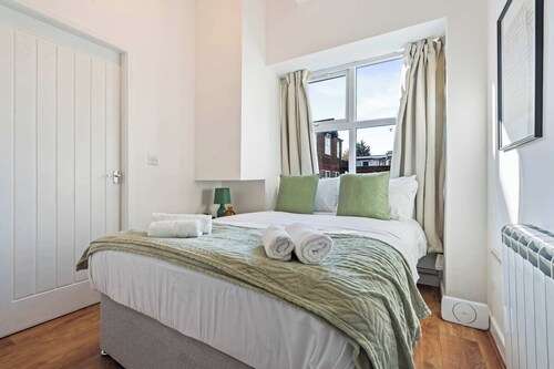 Stylish 3BR Liverpool | Free Parking