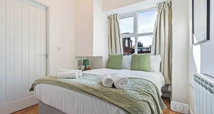 Stylish 3BR Liverpool | Free Parking
