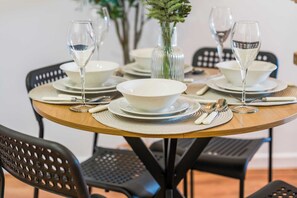 Dining - Stylish 3BR Liverpool | Free Parking (Merseyside)