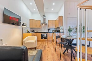 Interior - Stylish 3BR Liverpool | Free Parking (Merseyside)