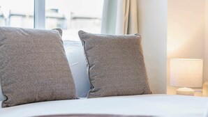 A bed with two pillows and a bedside lamp in a hotel room. - City Haven Liverpool | 3BR w/ Parking (Merseyside)