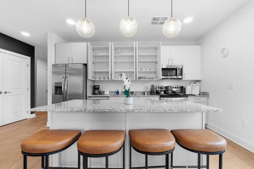 Downtown CLEV 2BR | Free Garage + Pets, W/D