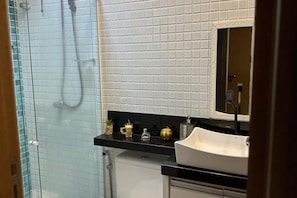 Shower, hair dryer, towels, soap - AP 1003 - Laranjeiras Residence with Air Conditioning and Swimming Pool (Serra)