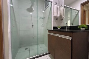 Shower, hair dryer, towels, soap - AP 803 - Laranjeiras Residence Air Conditioning and BBQ Grill (Serra)