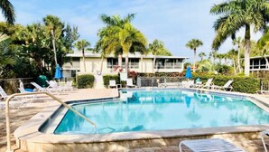 Pool - Anna Maria Island coastal chic 2 bed 2 bath beach condo with lots of amenities (Holmes Beach)