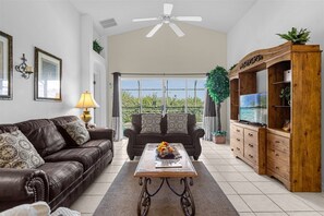TV - Delightful Family Pool Villa in Glenbrook with 4 Bedrooms & 3 Bathrooms (Clermont)