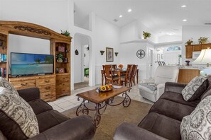TV - Delightful Family Pool Villa in Glenbrook with 4 Bedrooms & 3 Bathrooms (Clermont)