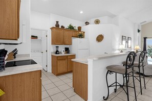 Fridge, microwave, oven, stovetop - Delightful Family Pool Villa in Glenbrook with 4 Bedrooms & 3 Bathrooms (Clermont)