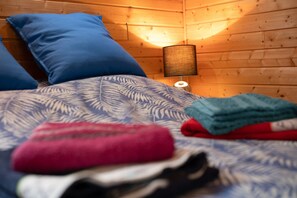 4 bedrooms, iron/ironing board, WiFi, bed sheets - Chalet 'Chez Corinne' with Mountain View, Private Pool, Near Ski Resorts (Cornimont)